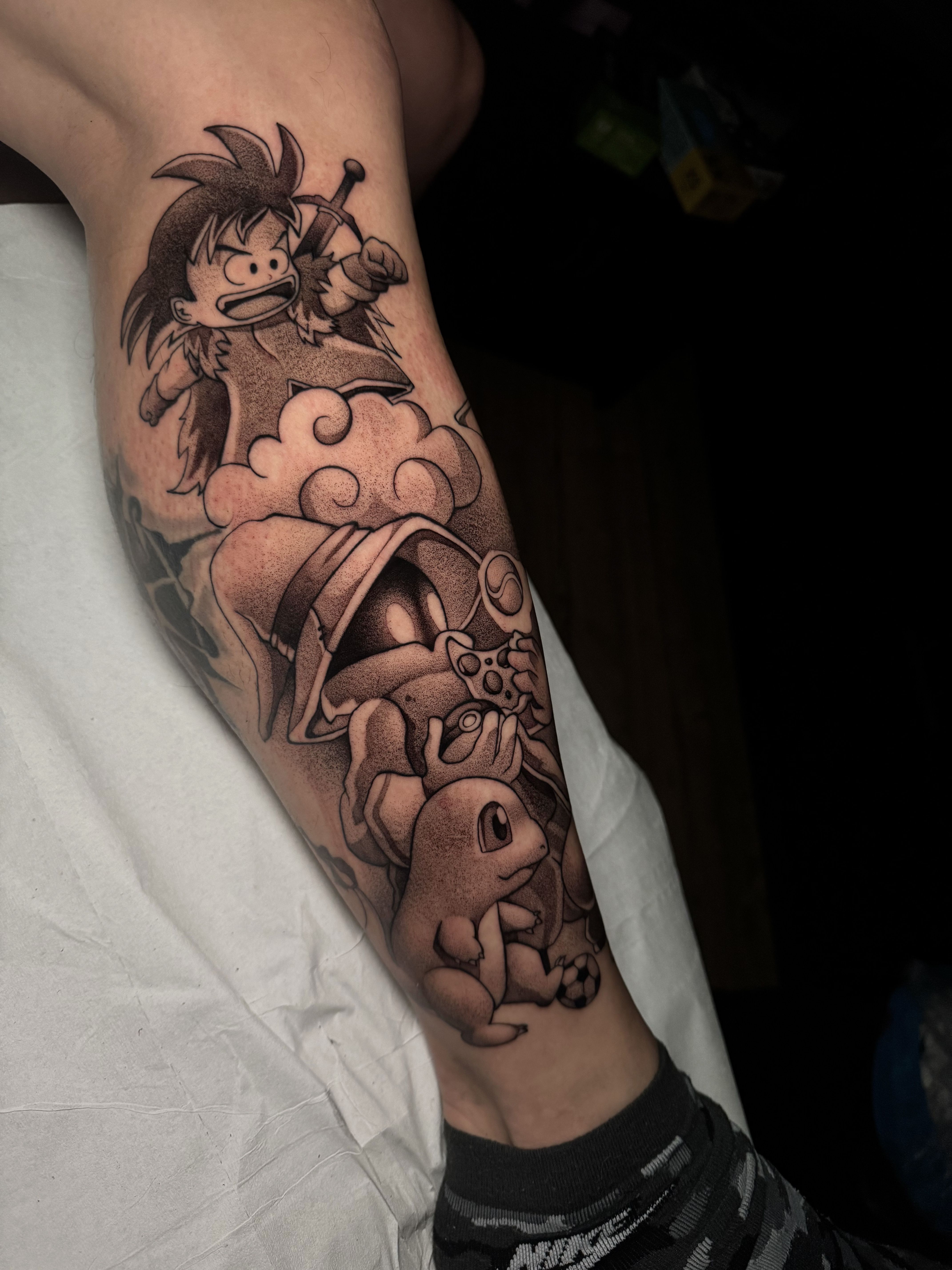 Tatuaje anime detallado realizado en Madrid