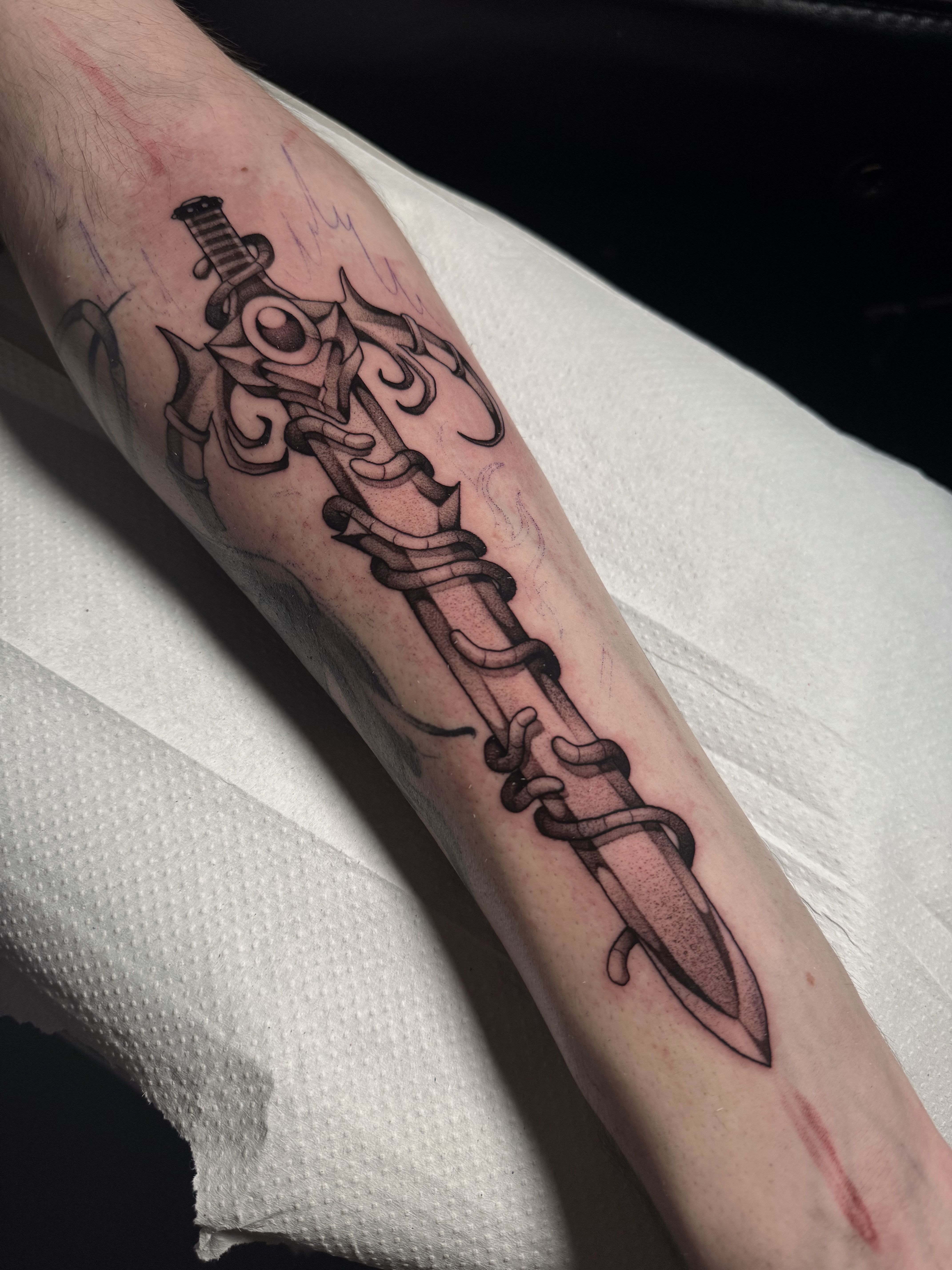 Tatuaje fine line delicado realizado en Madrid