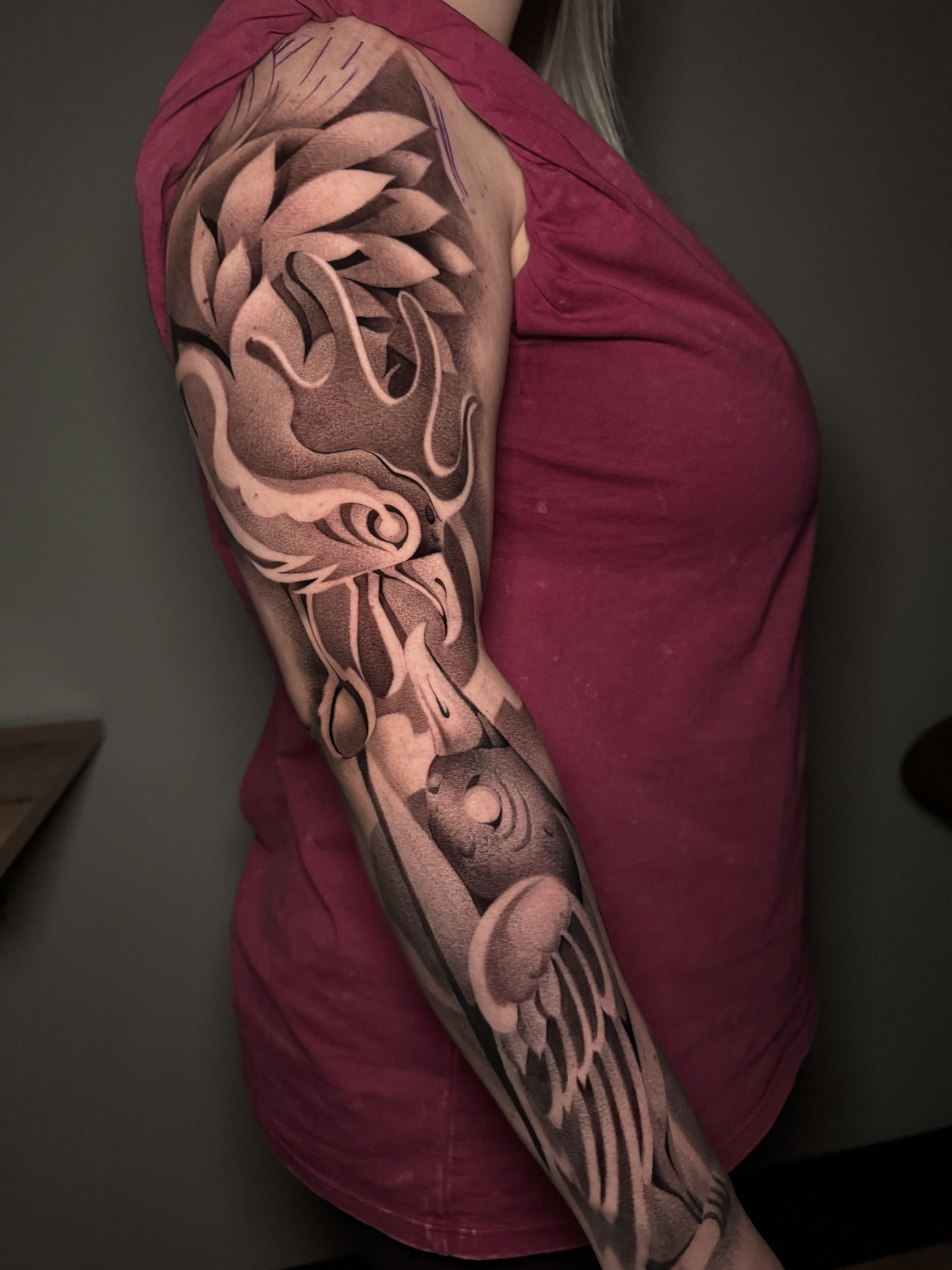 Tatuaje fine line de rama botánica realizado en Madrid