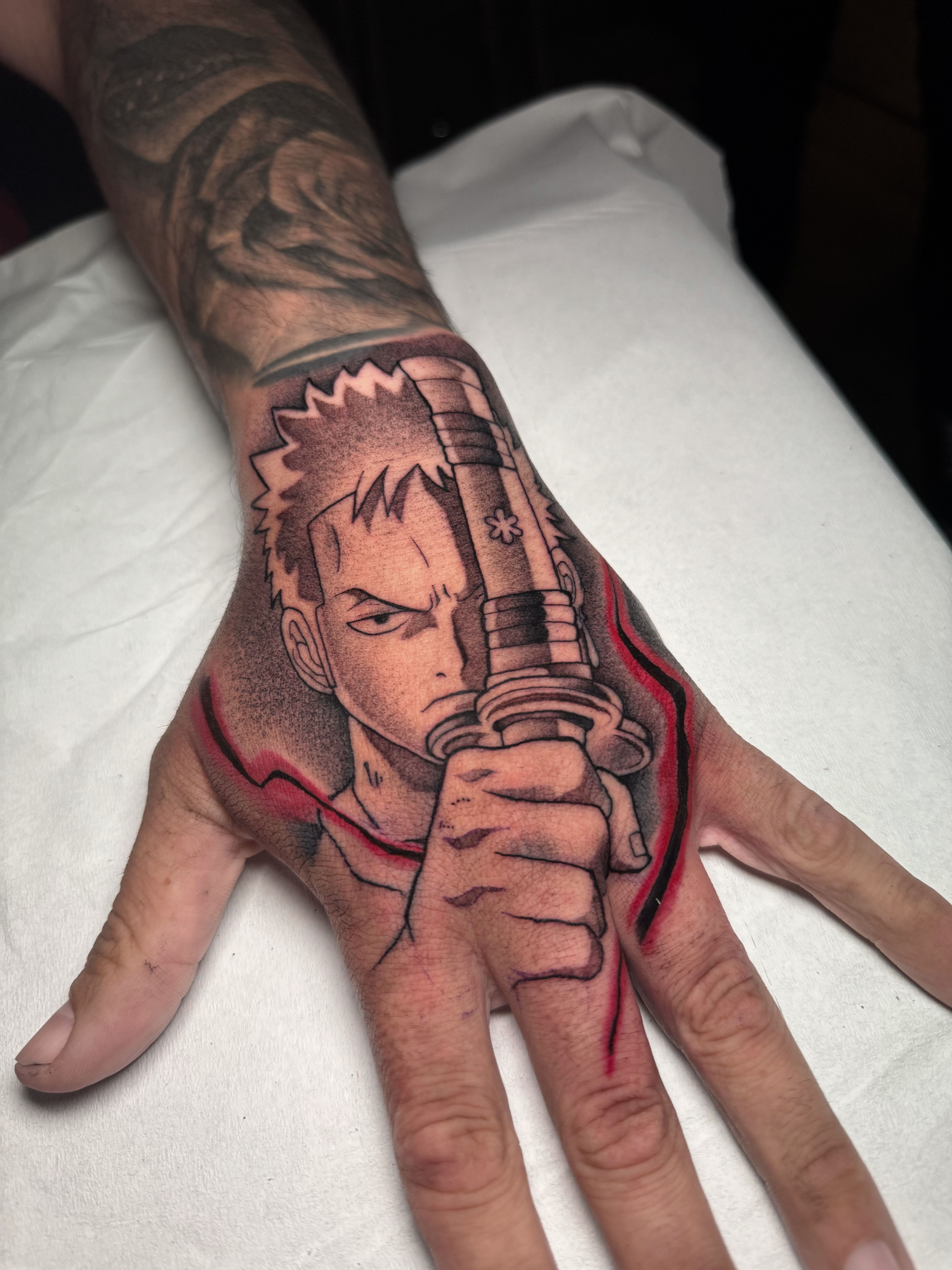 Tatuaje anime en mano realizado en Madrid