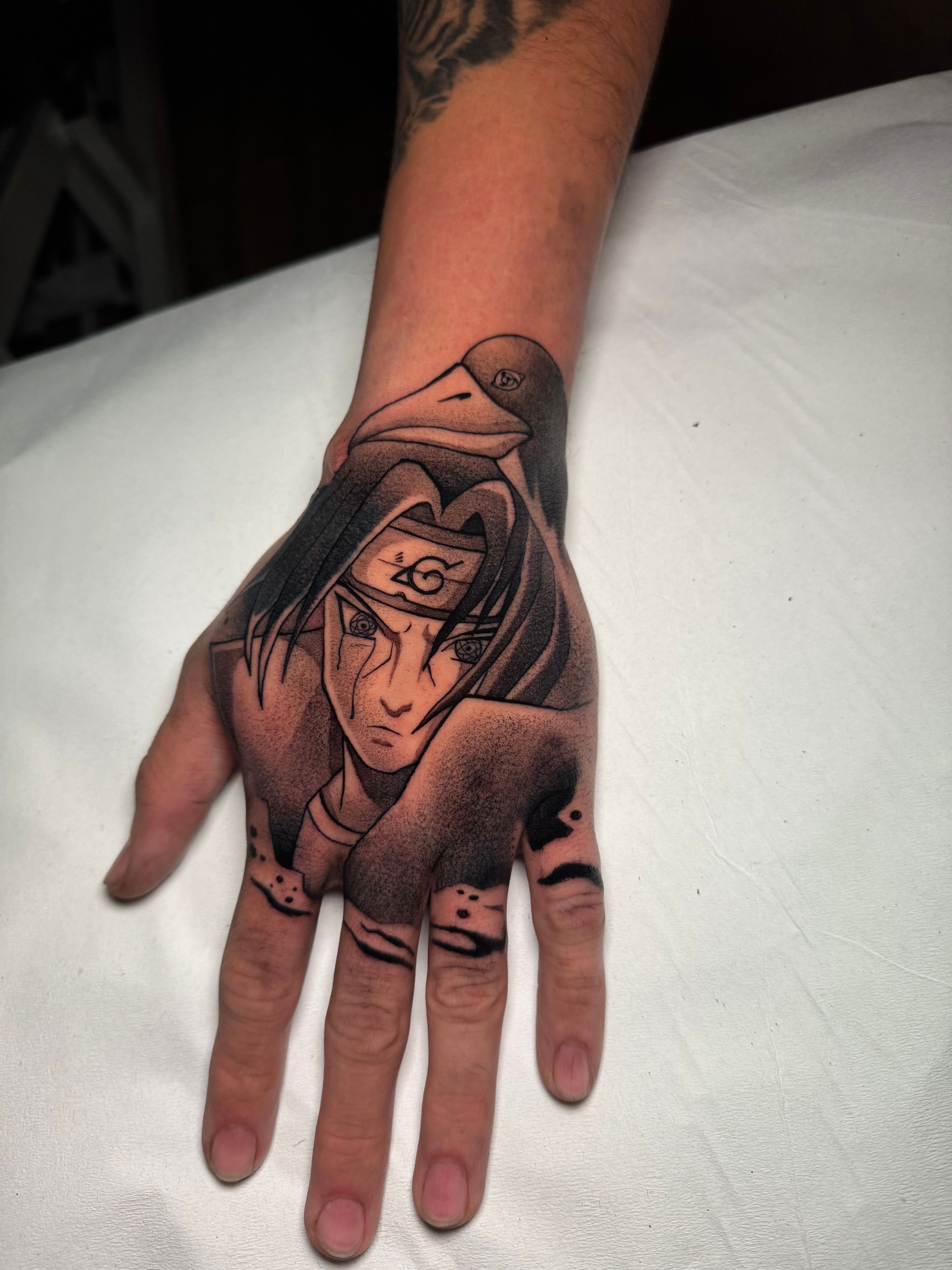 Juso tatuando, trabajo en proceso en su estudio de Madrid