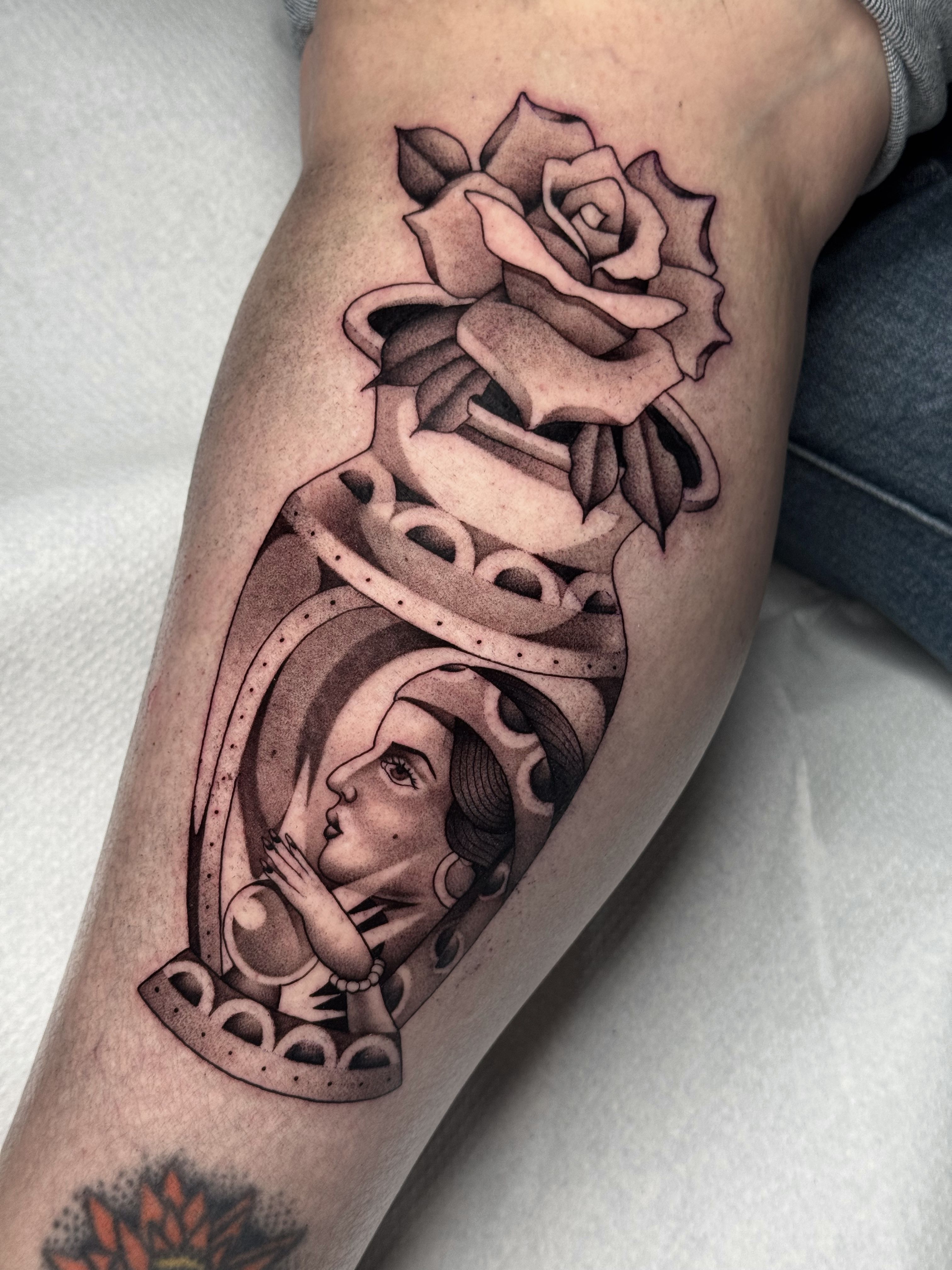 Tatuaje realista de rosa en blanco y negro realizado en Madrid