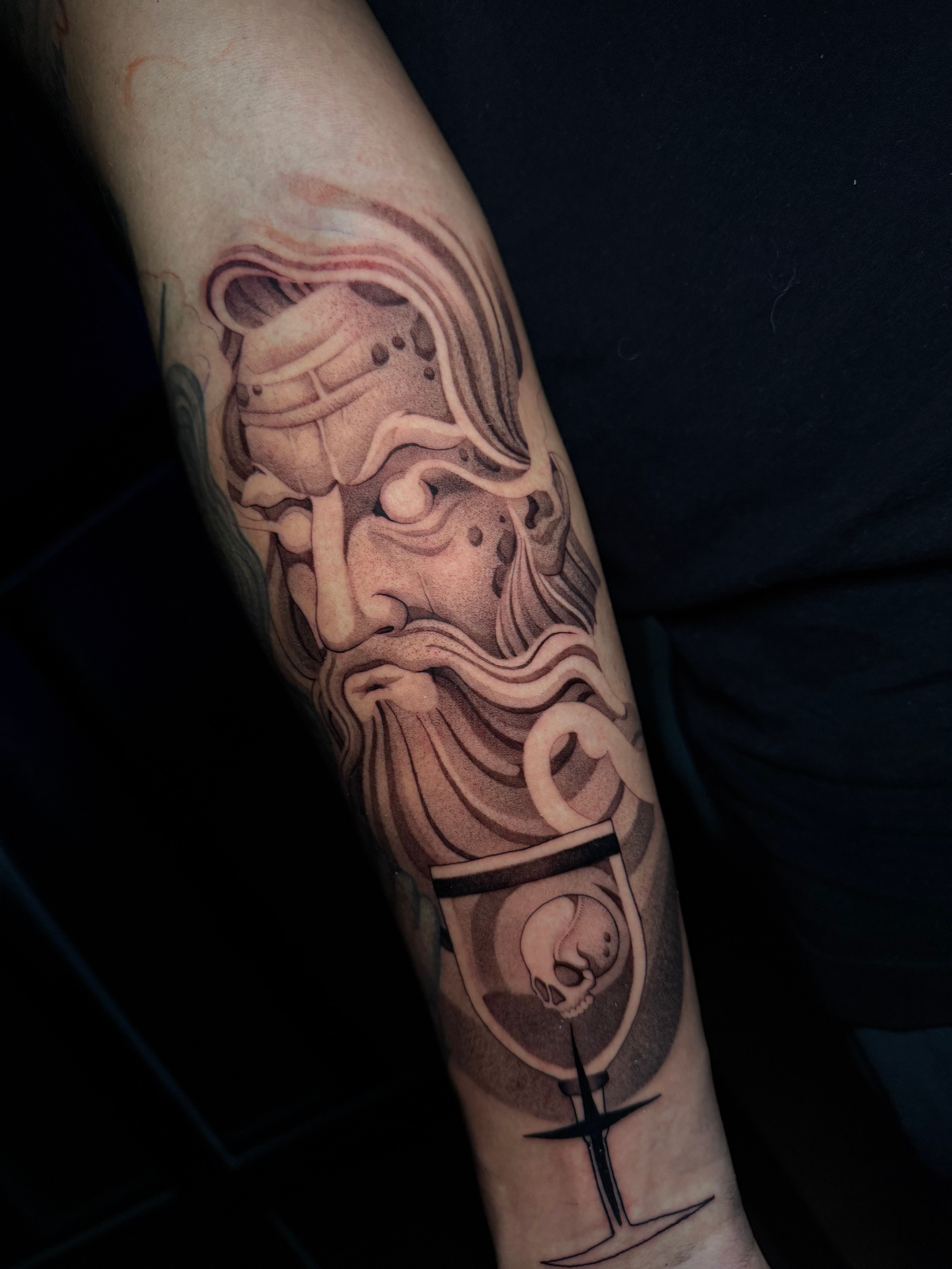 Tatuaje realista con textura en blanco y negro realizado en Madrid