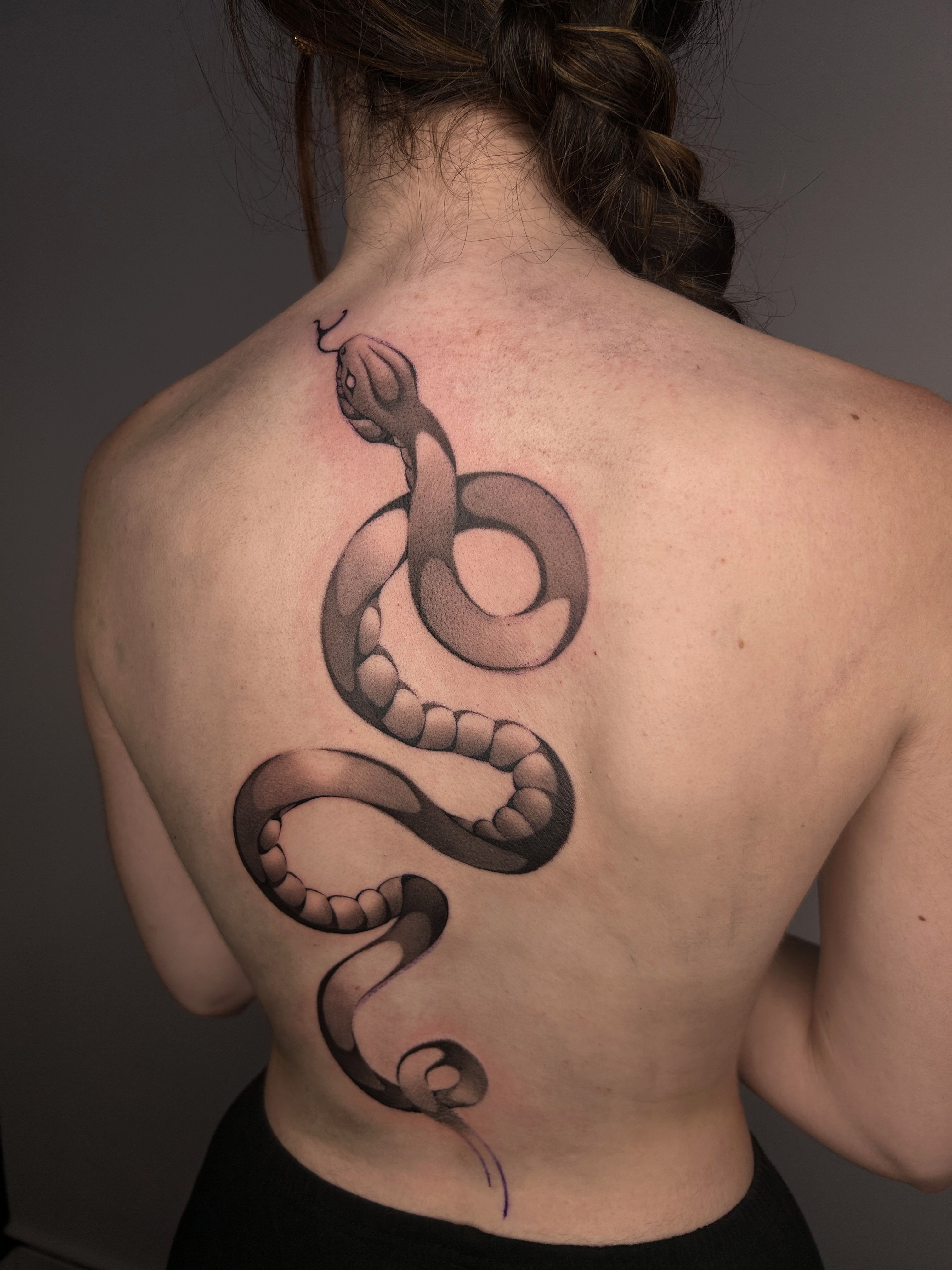 Tatuaje de serpiente fine line realizado en Madrid